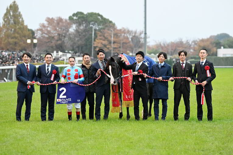 ジャパンカップを制したイクイノックスの口取りの様子　©Keiji Ishikawa