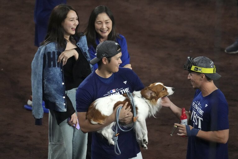 貴重写真10枚超！ エドマン＆ヌートバーの「大谷さんや日本に愛される日常」…デコピンに興味津々のエドマン　©AP/AFLO