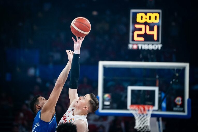 疲労もたまる中であいかわらずの献身を見せたジョシュ・ホーキンソン　©︎FIBA