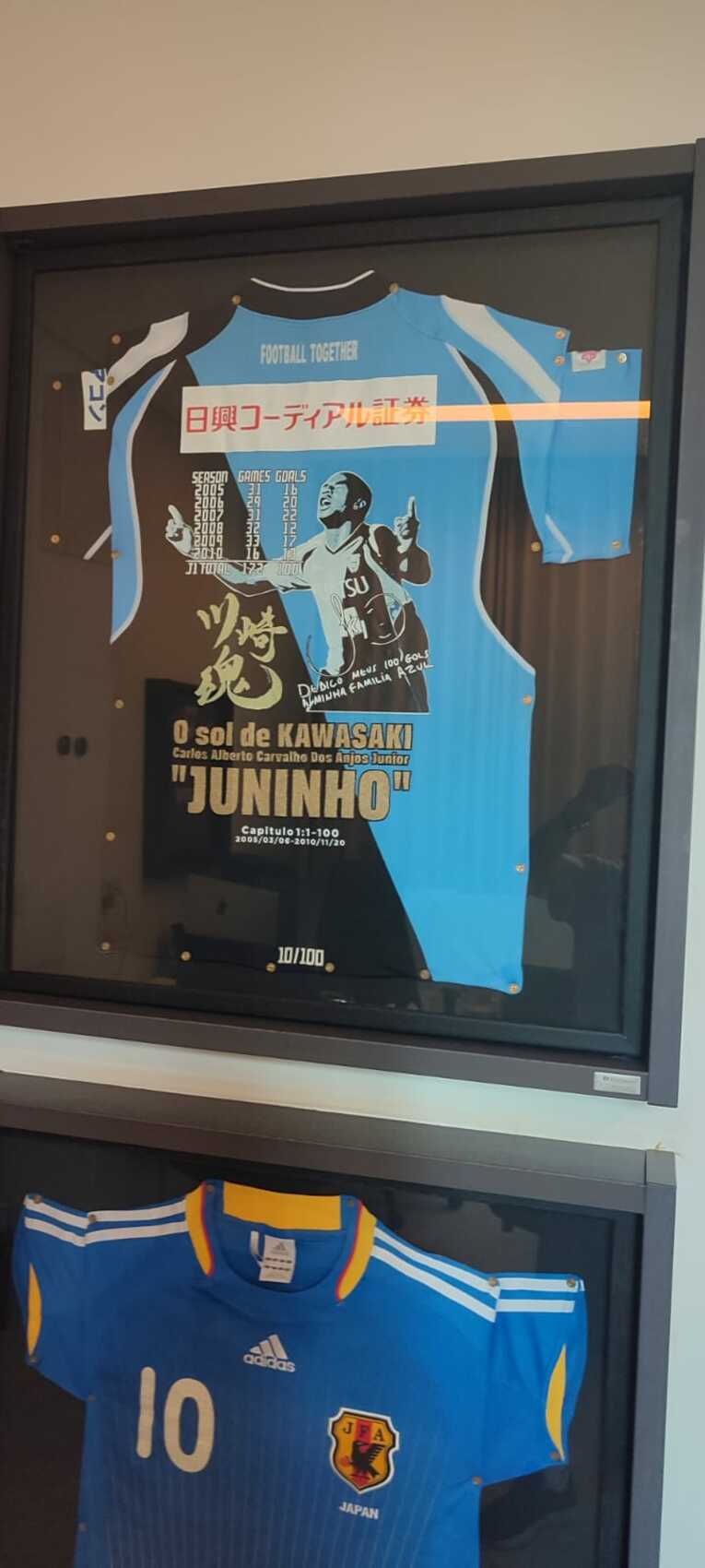 2010年の「J1 100得点」を記念してクラブが作成した特別ユニフォーム。名前の上に、ポルトガル語で「川崎の太陽」と記されている…写真はまだまだ続きます　©Hiroaki Sawada