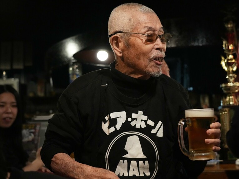 ビールを片手にみんなと嬉しそうに話す村田善則マスター　©Essei Hara