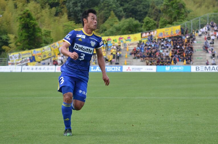 駒野友一が今治で脱いだ2つの殻。チームの「怒り役」と、料理男子。(6) ／ photograph by Toshihide Ishikura