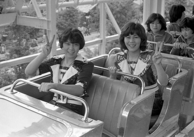 後楽園遊園地でジェットコースターに乗るジャッキー佐藤（左）とマキ上田【スワイプするとそのほかの写真もご覧になれます】　©東京スポーツ新聞社