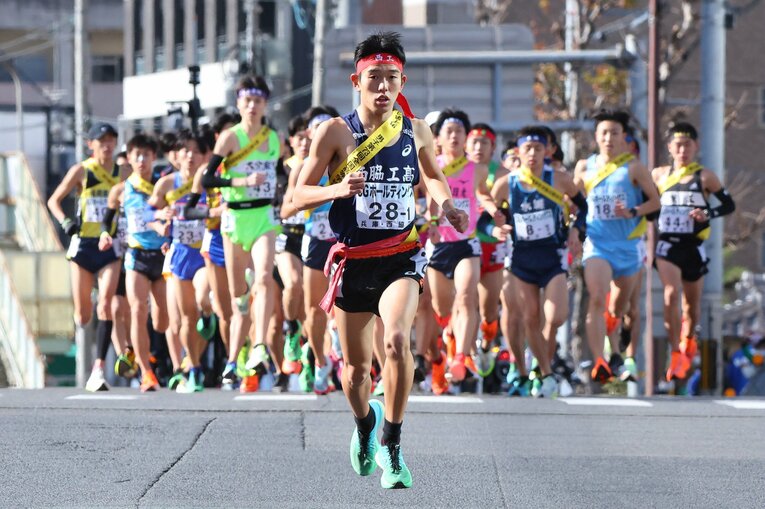 都大路、そして都道府県駅伝でも1区を逃げ積極的な走りで区間賞を獲った長嶋は進学せず、一足先に就職　©JIJI PRESS