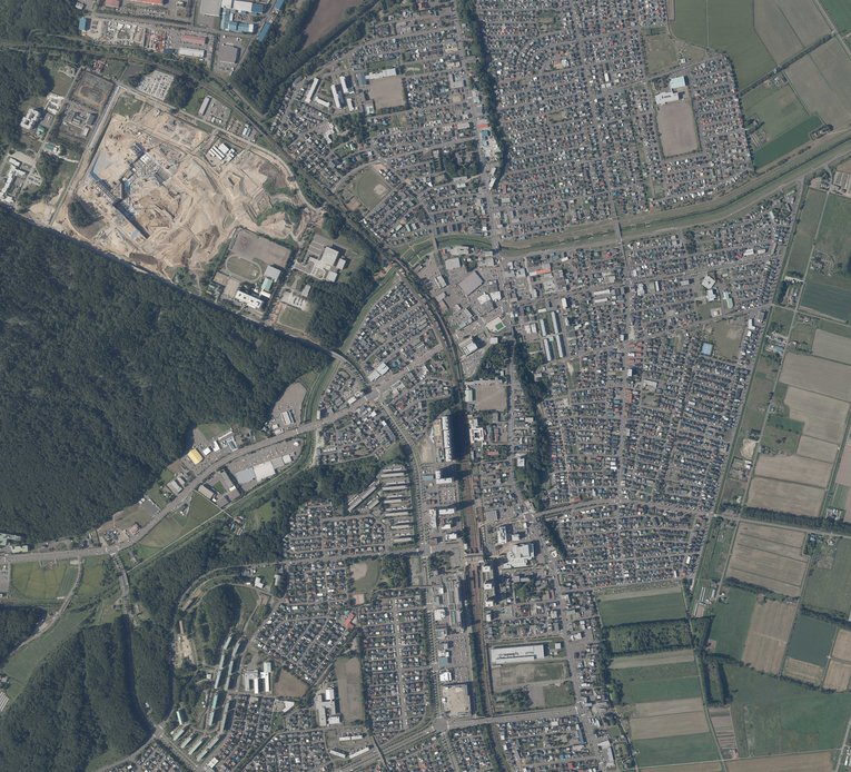 2020年の北広島の航空写真。左上の建設現場が新球場の予定地だ　出典：国土地理院の空中写真