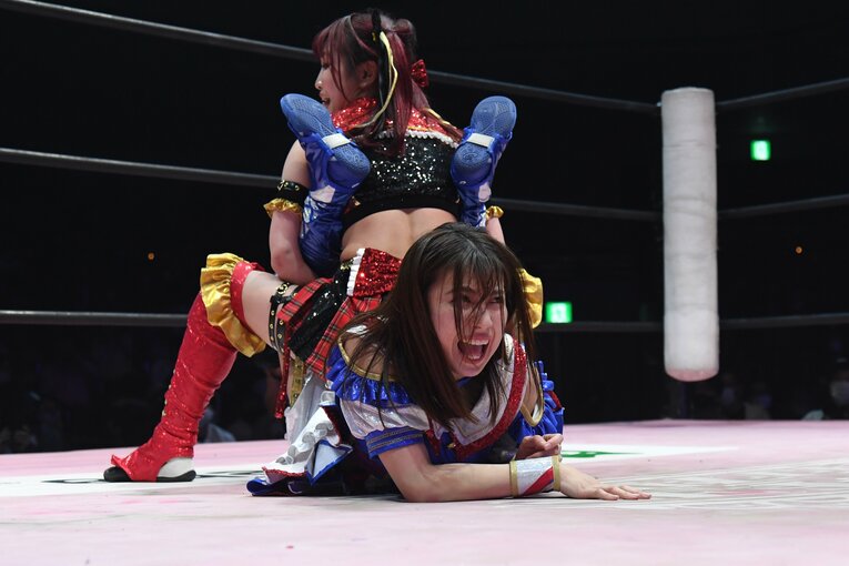 伊藤麻希の逆エビ固め