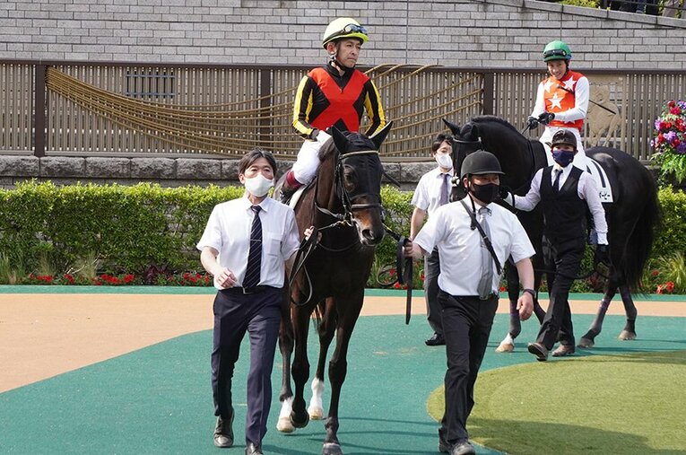 日本ダービーで4番人気ながら鼻差で優勝したシャフリヤール。藤原英昭師と福永祐一は長く共に戦っている ／ photograph by Satoshi Hiramatsu