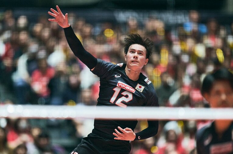 パリ五輪の出場権を懸けて奮闘するバレーボール日本代表・高橋藍（22歳）　©FIVB