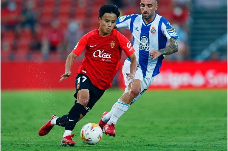 久保建英からスパイクをもらったファンが超嬉しそう… 絶妙だったボールコントロールとお辞儀、監督も“好プレーへの労い”〈激写〉(13)