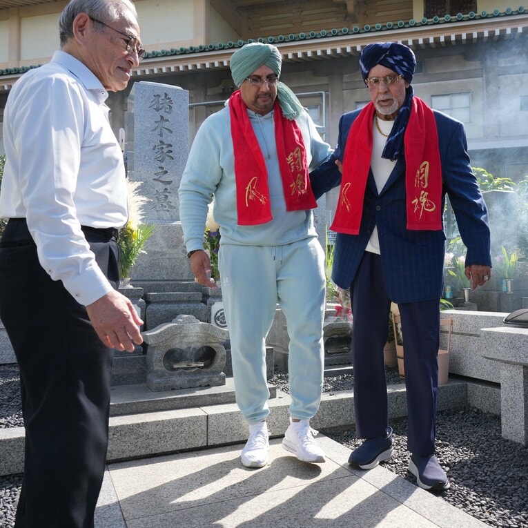 アントニオ猪木の墓参りにやってきたタイガー・ジェット・シンと息子のアリ・シン。左は猪木の弟の猪木啓介さん。10月16日、横浜市鶴見区の總持寺　©Essei Hara