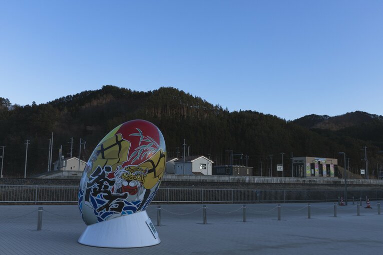 こちらが大きなラグビーボールのオブジェ。高さ3mだという