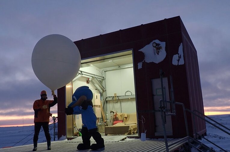 気象観測器がついた気球をとばす ／ photograph by 国立極地研究所・川崎フロンターレ