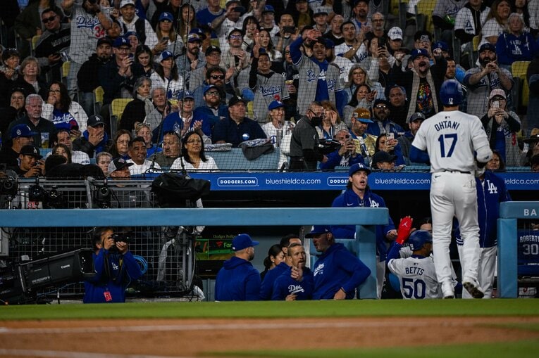 【現地開幕戦シリーズ】ベンチに帰ってくる大谷にファンも声援　©Nanae Suzuki