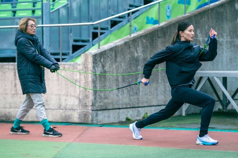 二人三脚で戦い続けている高橋と醍醐コーチ　©Takuya Sugiyama