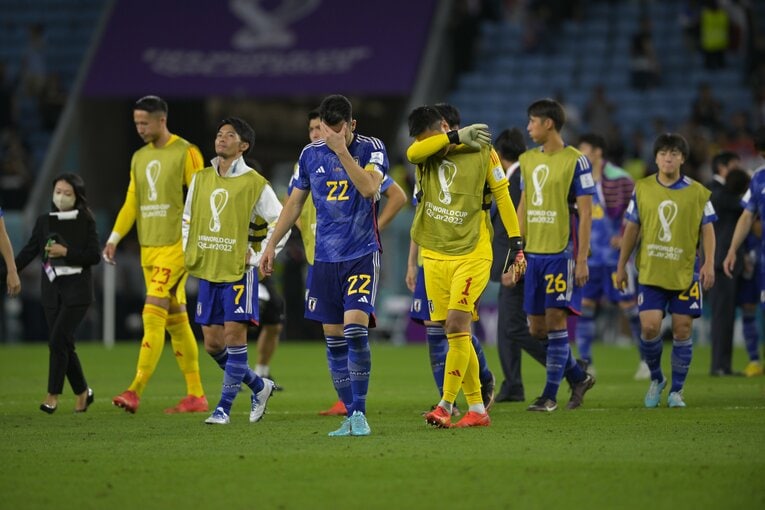 クロアチア戦後、選手たちをなぐさめ、自身も涙する川島　©Koki Nagahama／JMPA