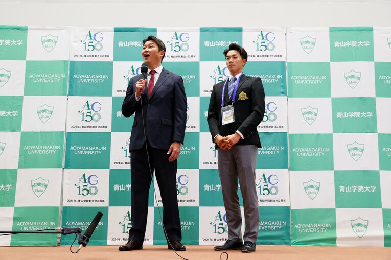 突然の大騒ぎに驚きながらも笑顔の新井貴浩監督　©Shigeki Yamamoto