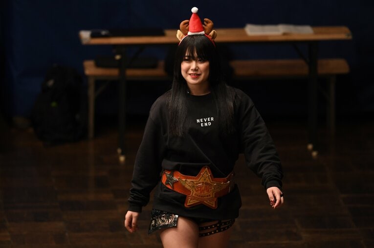 12月25日（昼）のスターダム。クリスマスらしい装いの舞華