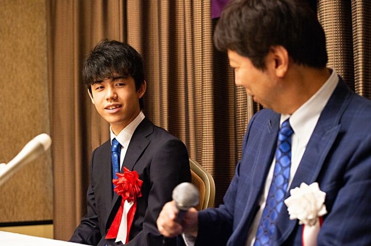 2018年の七段昇段パーティー時に朗らかな表情を見せる藤井二冠と杉本八段©Nanae Suzuki