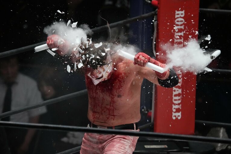 頭で蛍光灯を叩き割るエル・デスペラード　©Essei Hara