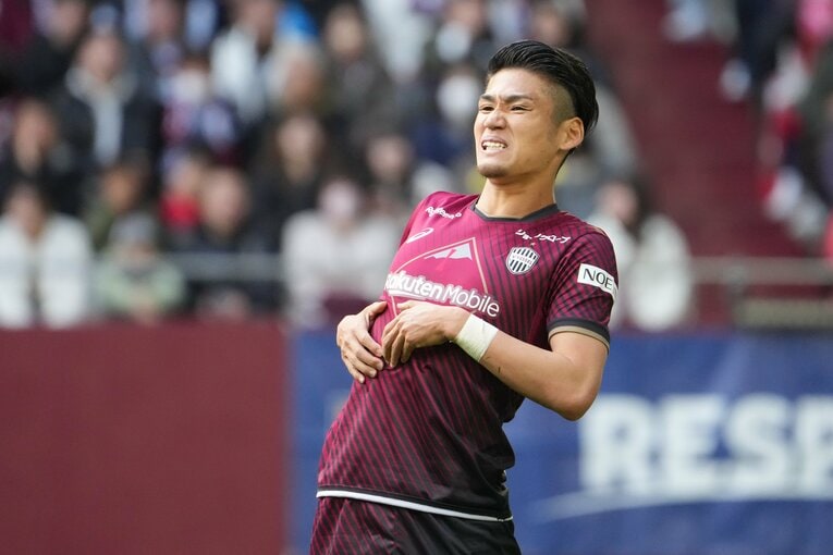 佐々木大樹は腹部をおさえながらプレーを続ける　©Masashi Hara