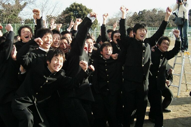 2005年センバツ、43年ぶりの甲子園出場が決まり大喜びする慶応高校ナイン ／ photograph by JIJI PRESS