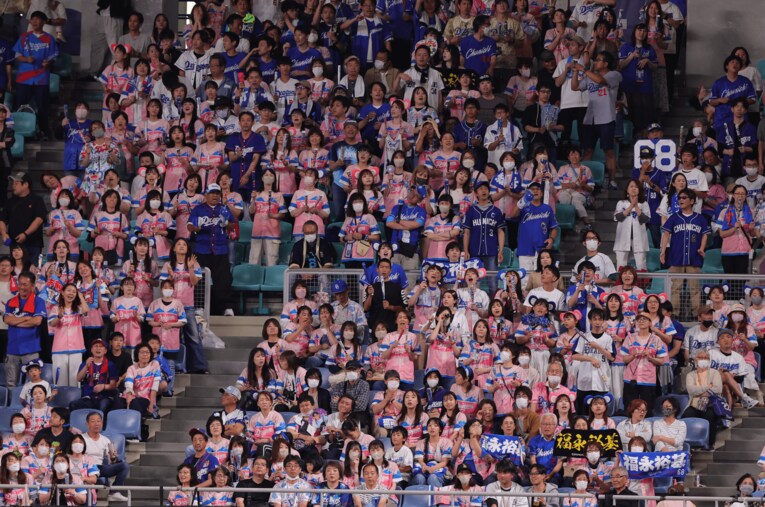 満員のバンテリンドーム。3年連続最下位の中日ドラゴンズで観客数が伸び続けている ／ photograph by Sankei Shimbun