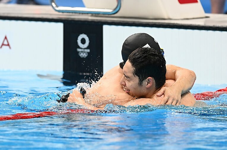 200m個人メドレー決勝を泳ぎ切った萩野公介は、盟友である瀬戸大也と抱き合った。メダルのない五輪は「いちばん幸せ」な五輪だったという ／ photograph by Asami Enomoto／JMPA