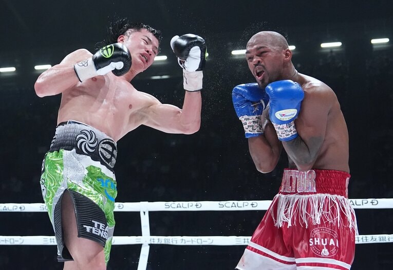 サンティリャンの頭を跳ね上げた那須川天心の“カエルパンチ”　©Naoki Fukuda