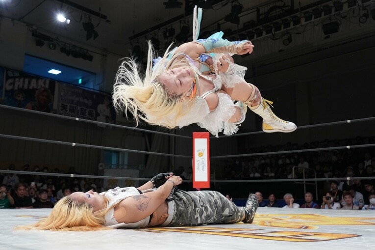 Mariaにビクトリーシューティングを決めるビクトリア弓月。8月30日、後楽園ホール　©Essei Hara