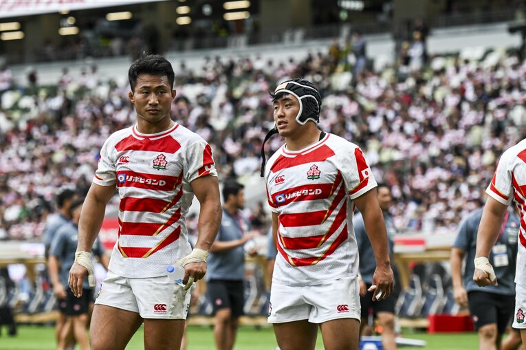 CTB長田智希（埼玉パナソニックワイルドナイツ）、HO原田衛（東芝ブレイブルーパス東京）©︎Asami Enomoto