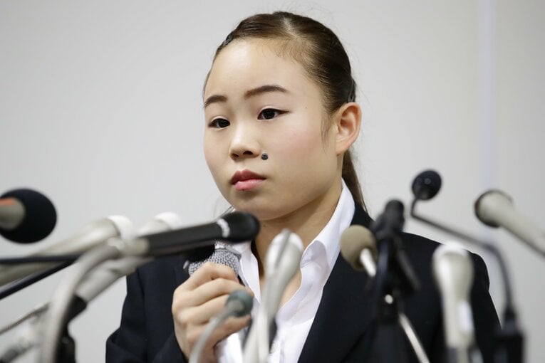 2018年8月29日、厳しい表情で記者会見に臨む当時18歳の宮川紗江　©︎KYODO
