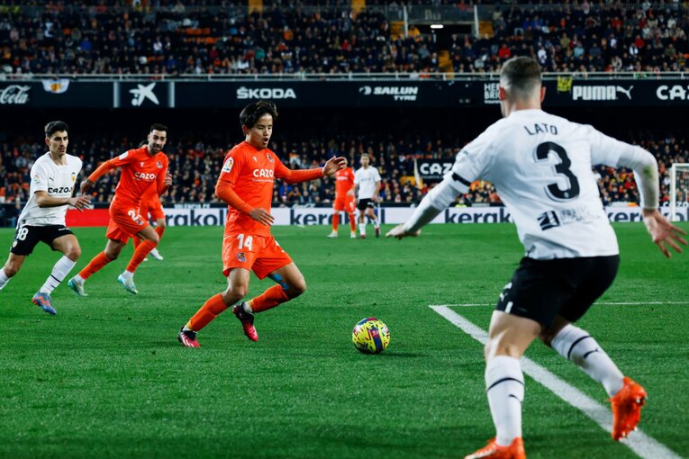 〈久保建英ソシエダ月間MVP〉敵地で憎まれるのは名が知れた証拠だが…「クボへの徹底マーク」と“1枚も撮れなかったシーン”とは(32)