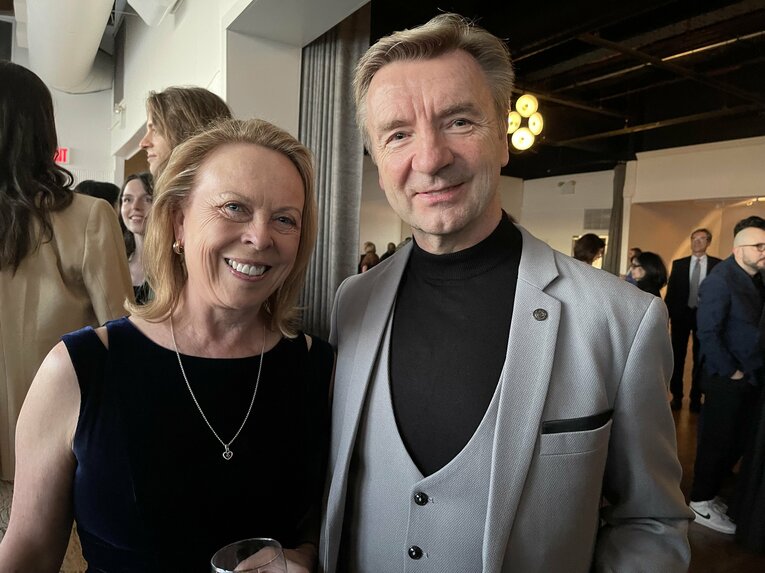 「Ice Theatre of New York」ガラパーティにて。1984年五輪王者でアイスダンスのレジェンド、トーヴィル＆ディーン　©Akiko Tamura