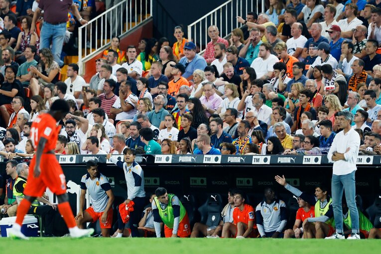 「久保建英が敵地の子供にユニをプレゼント！」“愛されすぎなタケ”の神対応…「お米がパリッと」バレンシア名物パエリアも食べて撮った(12)