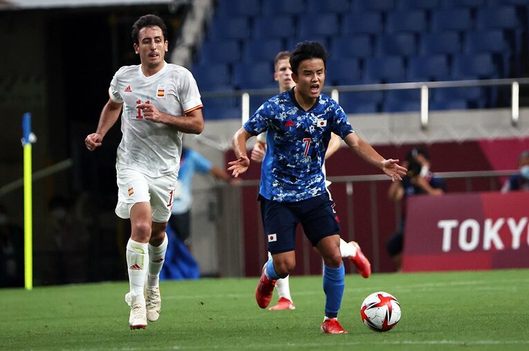 東京五輪でも対戦したオジャルサバルは、ポジション争いのライバルでもある　©JMPA