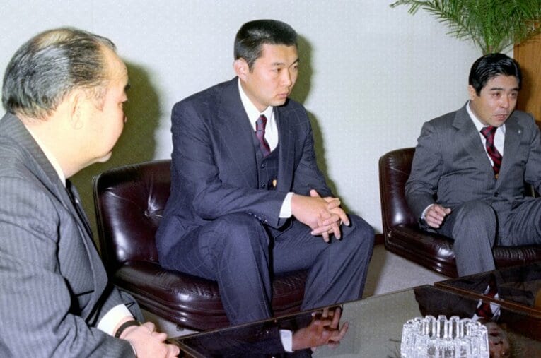 1979年1月7日、阪神との契約交渉に臨む江川卓。巨人へのトレードを前提とした交渉は一時、暗礁に乗り上げた　©KYODO