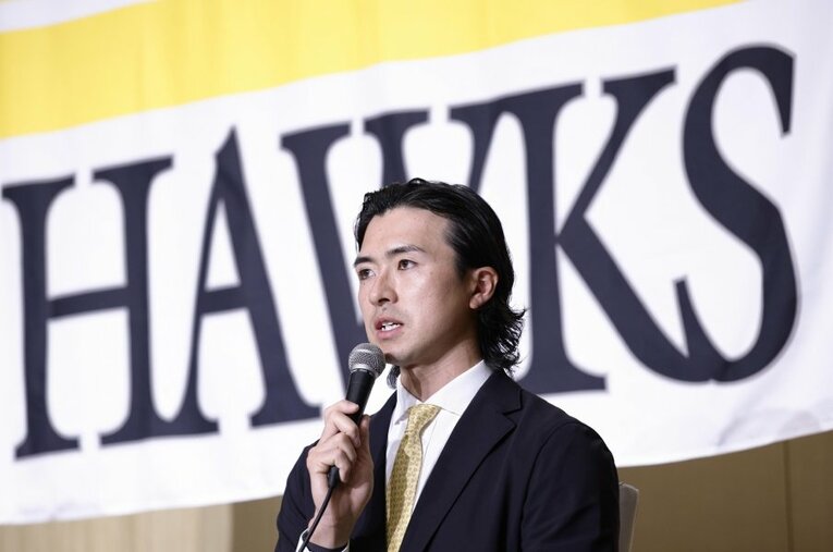 12月26日に行われた、上沢直之のソフトバンク入団会見。そのウラ側を現地記者が綴る ／ photograph by KYODO