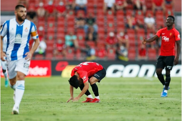 久保建英からスパイクをもらったファンが超嬉しそう… 絶妙だったボールコントロールとお辞儀、監督も“好プレーへの労い”〈激写〉(8)