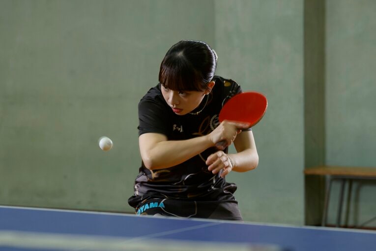 青学大3年生で、Tリーグでもプレーするカットマン・小林りんご【スワイプするとそのほかの写真もご覧になれます】　©Hirofumi Kamaya