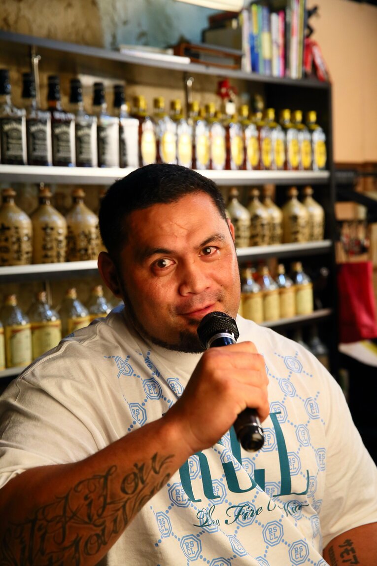 スナックでカラオケのマイクを握るマーク・ハント　©Susumu Nagao