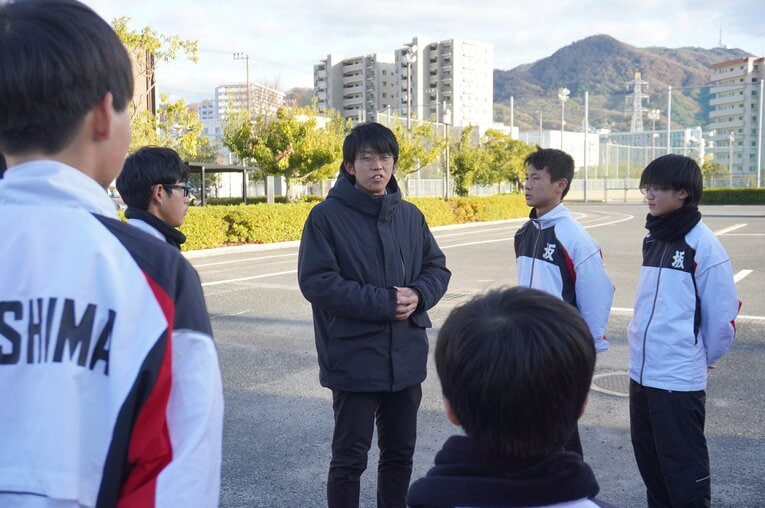 広島県・坂町役場の職員として地元中学校の陸上部を指導している貞永　©NumberWeb