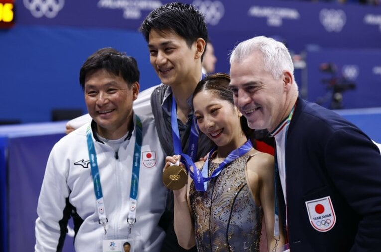 ミラノ五輪で大逆転優勝を果たした三浦璃来・木原龍一とブルーノ・マルコットコーチ（右） ／ photograph by Sunao Noto／JMPA