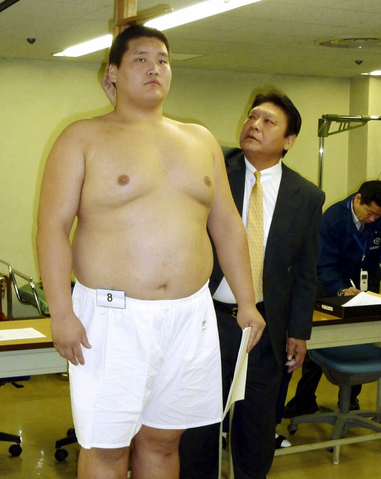 2010年、新弟子検査を受けるモンゴル出身のガントルガ・ガンエルデネ（現・照ノ富士）　©KYODO