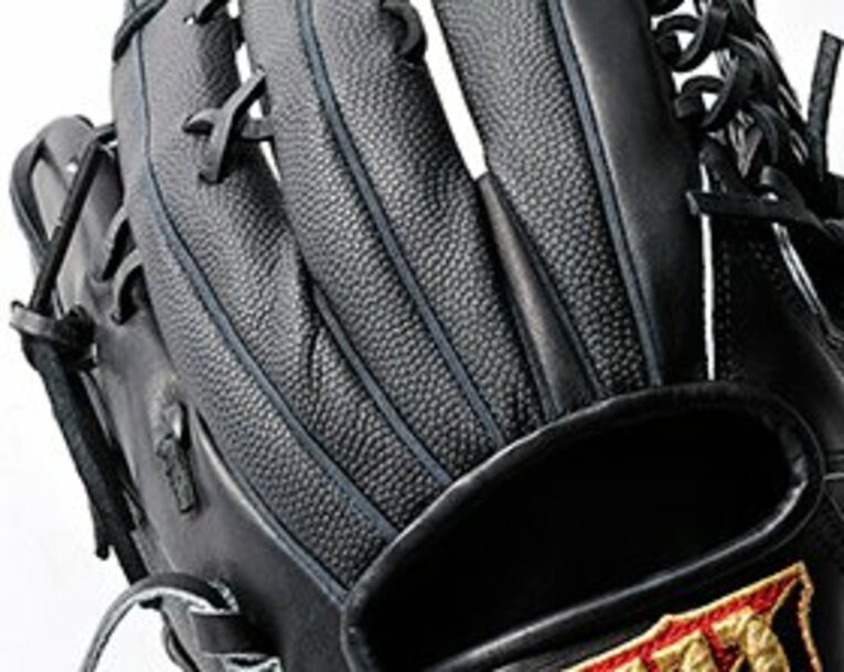 転がってきたバスケットボールを見て、グラブの開発担当者がひらめいた……「これこそ探し求めていた素材だ」と。強くて軽くて耐久性のある素材、それがスーパースキンだ。 