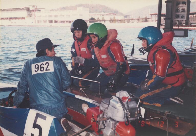 本栖研修所時代の日高逸子（左から2人目）　※本人提供