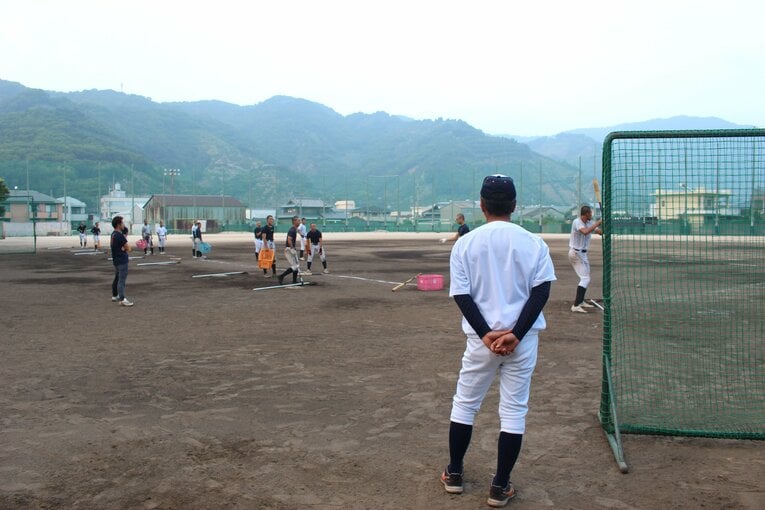 箕島高校、現監督の北畑清誠（手前）は熱心に選手を指導する　©NumberWeb