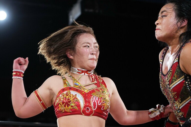 里村明衣子に立ち向かうSareee　©Essei Hara