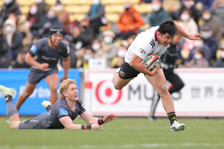 キックチャージから逆転トライを奪った東京サンゴリアスPR祝原涼介　©︎Sankei Shimbun