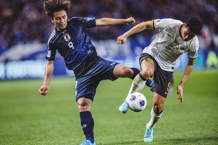 中国戦で激しく競り合う上田綺世　©Kiichi Matsumoto