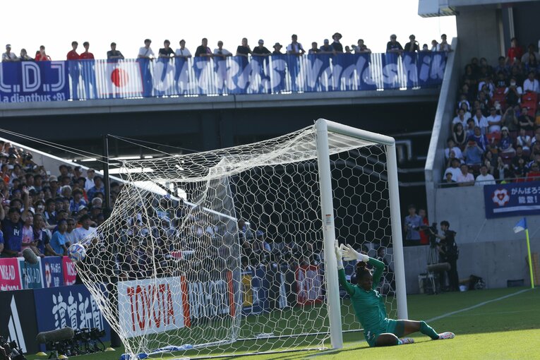 藤野の鮮やかなFK弾（全4枚中の3枚目）　©Shigeki Yamamoto